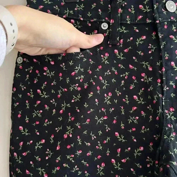 Levi’s Mid Length Shorts, Floral Print, Black Shorts with Pink Flowers,Size 28 - Picture 8 of 16